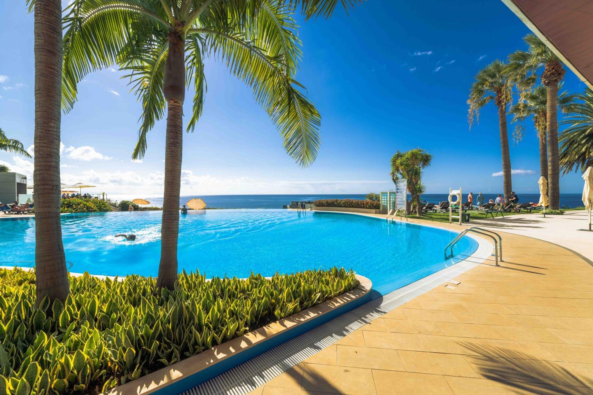 فندق وكازينو بيستانا كازينو بارك فونشال المظهر الخارجي الصورة Infinity pool at the Sheraton Resort