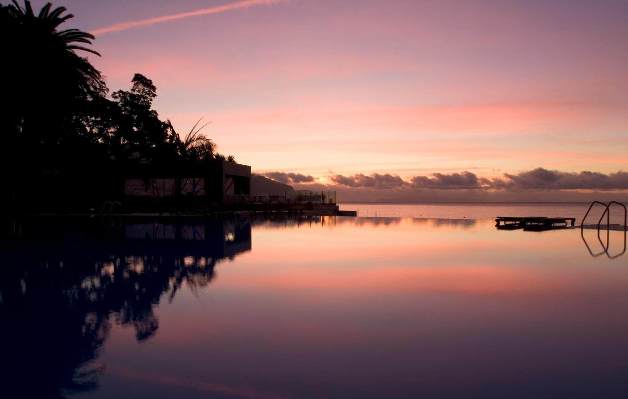فندق وكازينو بيستانا كازينو بارك فونشال المظهر الخارجي الصورة Sunset over the lagoon