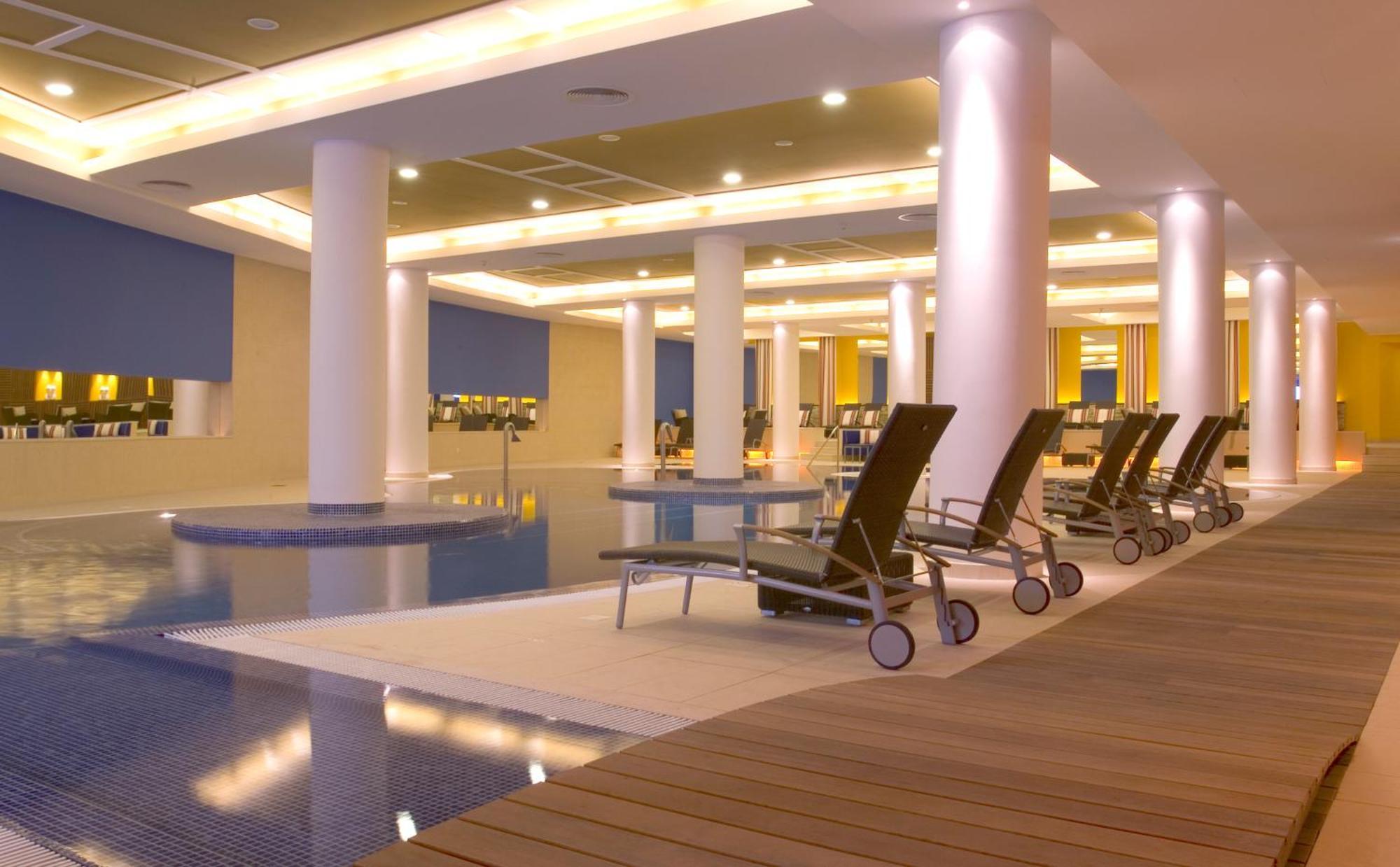 فندق وكازينو بيستانا كازينو بارك فونشال المظهر الخارجي الصورة The pool at the hotel