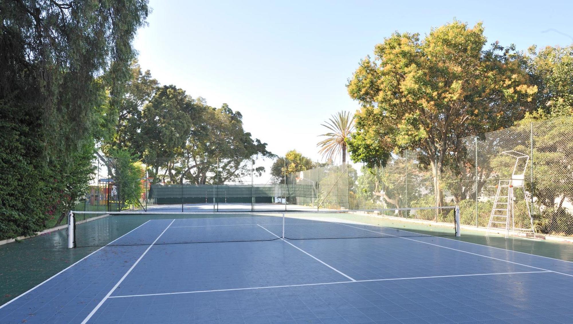 فندق وكازينو بيستانا كازينو بارك فونشال المظهر الخارجي الصورة Tennis courts at the San Diego Tennis and Racquet Club